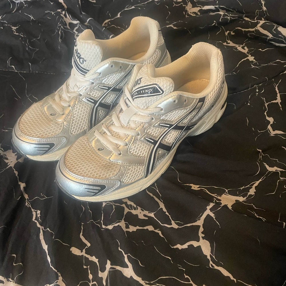 ASICS Cream and Silver Athletic Sneakers (Size 8 men)